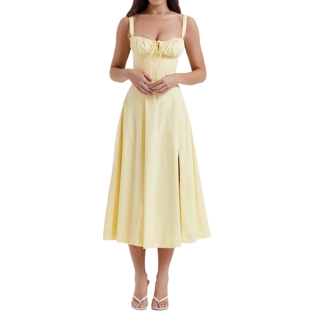 "Elegant A-line festklänning för kvinnor med blommig design, i röd nyans, klassisk och modern stil för festliga tillfällen."
