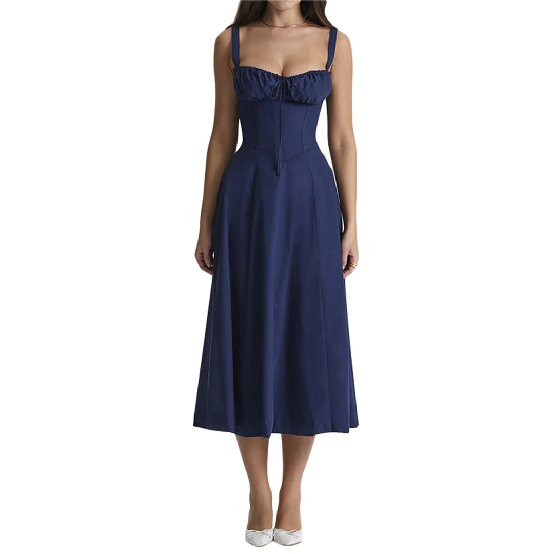 "Elegant A-line festklänning för kvinnor med blommig design, i röd nyans, klassisk och modern stil för festliga tillfällen."