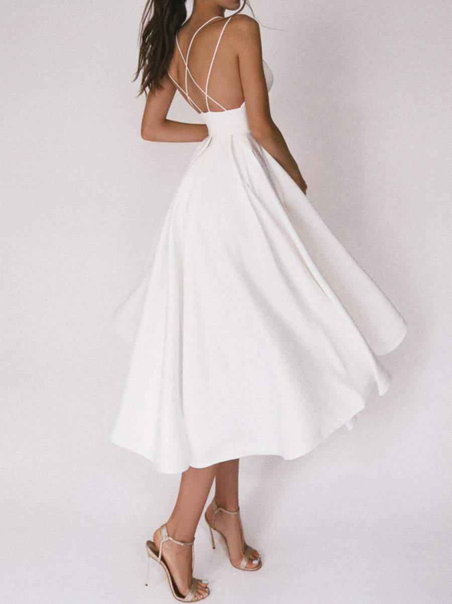 "Elegant Boho Chic V-ringad klänning i vitt med smickrande detaljer, idealisk för sommarens äventyr för kvinnor."