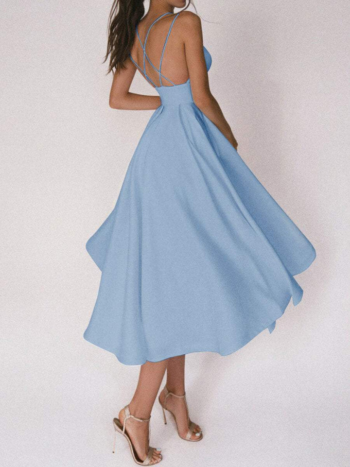 "Elegant Boho Chic V-ringad klänning i vitt med smickrande detaljer, idealisk för sommarens äventyr för kvinnor."