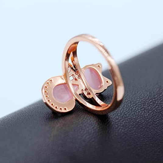 "Elegant S-form katt ring i 14K roséguld med rosa opaler och cubic zirconia, perfekt accessoar för kvinnor."