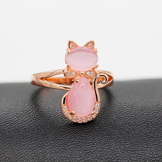 "Elegant S-form katt ring i 14K roséguld med rosa opaler och cubic zirconia, perfekt accessoar för kvinnor."