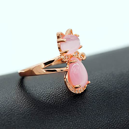 "Elegant S-form katt ring i 14K roséguld med rosa opaler och cubic zirconia, perfekt accessoar för kvinnor."