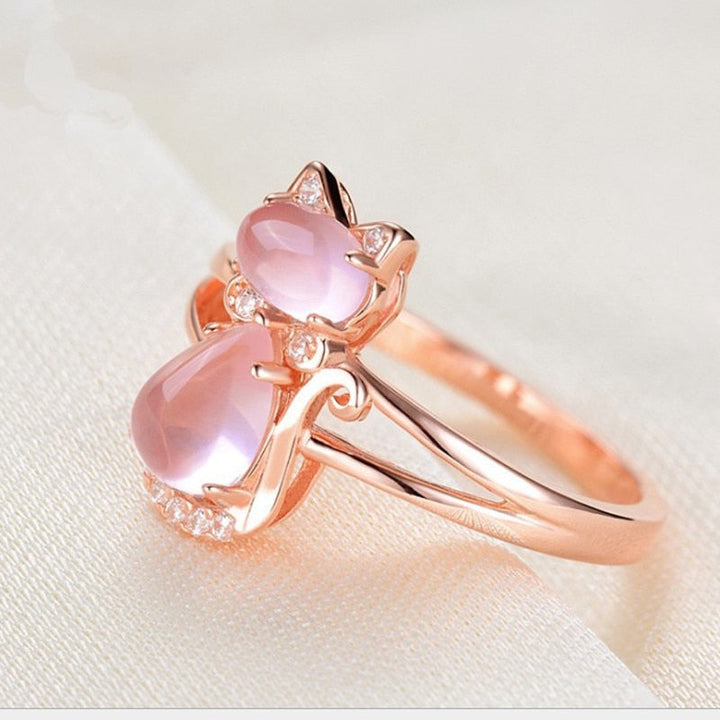 "Elegant S-form katt ring i 14K roséguld med rosa opaler och cubic zirconia, perfekt accessoar för kvinnor."