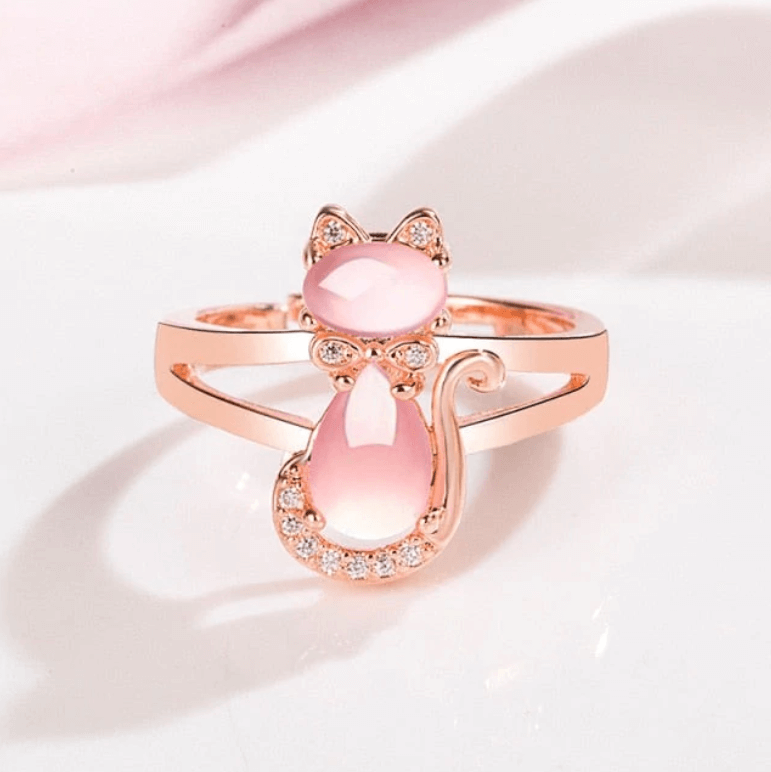 "Elegant S-form katt ring i 14K roséguld med rosa opaler och cubic zirconia, perfekt accessoar för kvinnor."