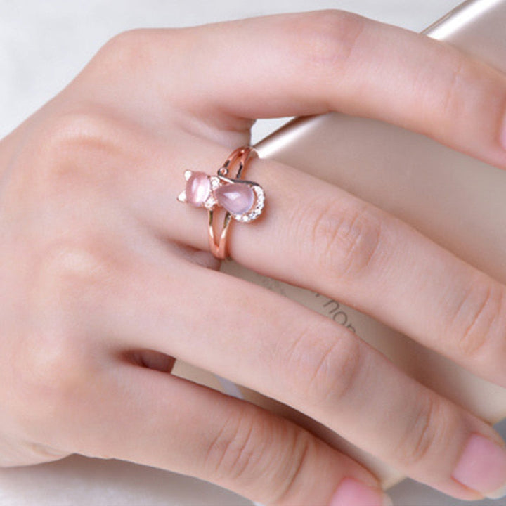 "Elegant S-form katt ring i 14K roséguld med rosa opaler och cubic zirconia, perfekt accessoar för kvinnor."