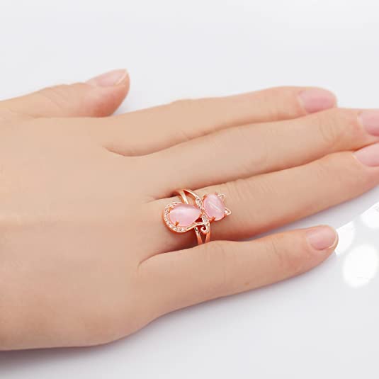 "Elegant S-form katt ring i 14K roséguld med rosa opaler och cubic zirconia, perfekt accessoar för kvinnor."
