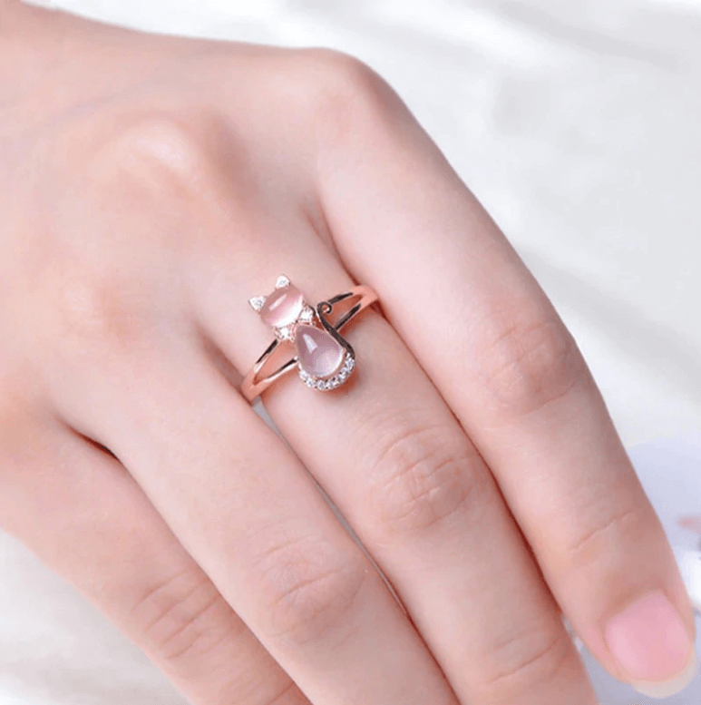 "Elegant S-form katt ring i 14K roséguld med rosa opaler och cubic zirconia, perfekt accessoar för kvinnor."