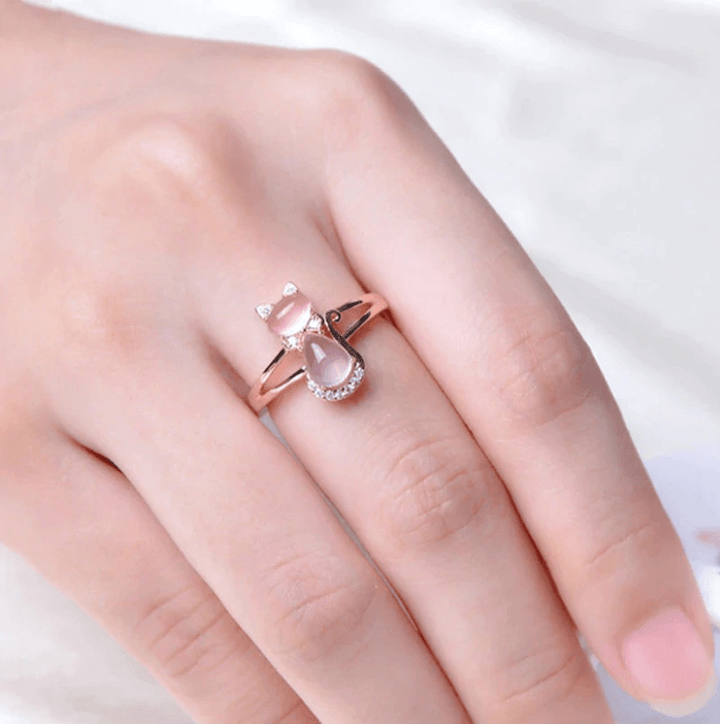 "Elegant S-form katt ring i 14K roséguld med rosa opaler och cubic zirconia, perfekt accessoar för kvinnor."