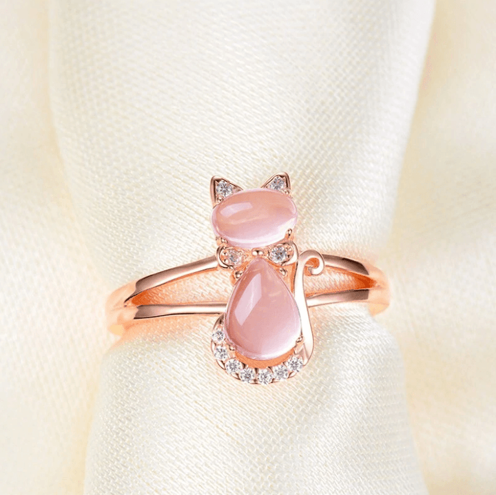 "Elegant S-form katt ring i 14K roséguld med rosa opaler och cubic zirconia, perfekt accessoar för kvinnor."