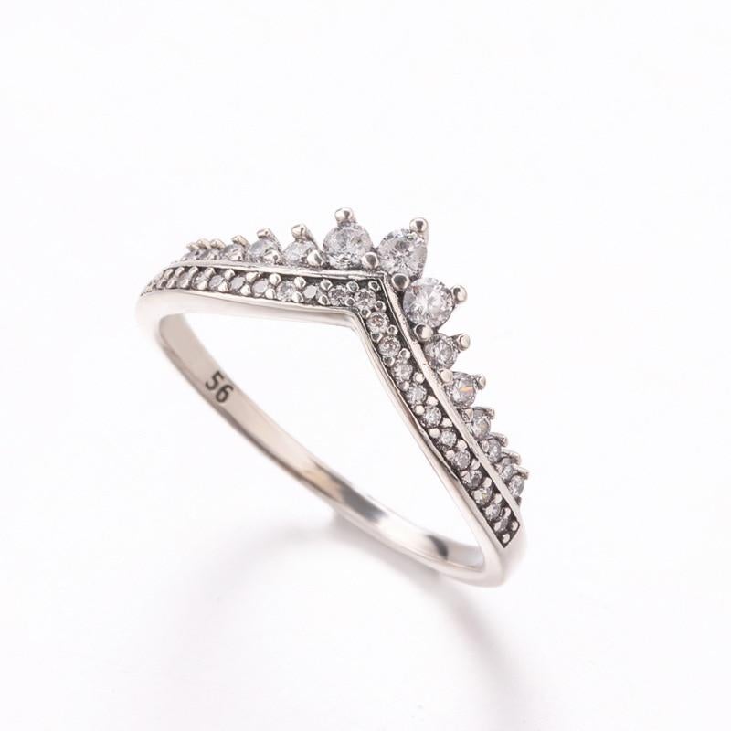 Elegant V-formad silverring för dam med pavédetaljer, cubic zirconia och pärlstruktur, perfekt accessoar.