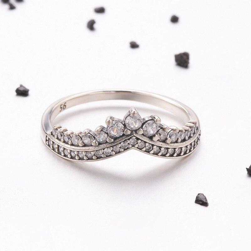 Elegant V-formad silverring för dam med pavédetaljer, cubic zirconia och pärlstruktur, perfekt accessoar.