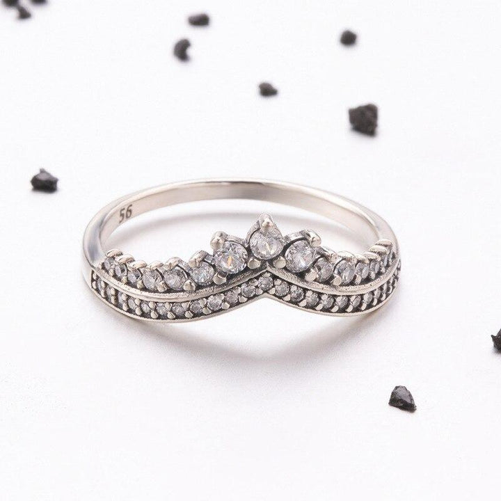 Elegant V-formad silverring för dam med pavédetaljer, cubic zirconia och pärlstruktur, perfekt accessoar.