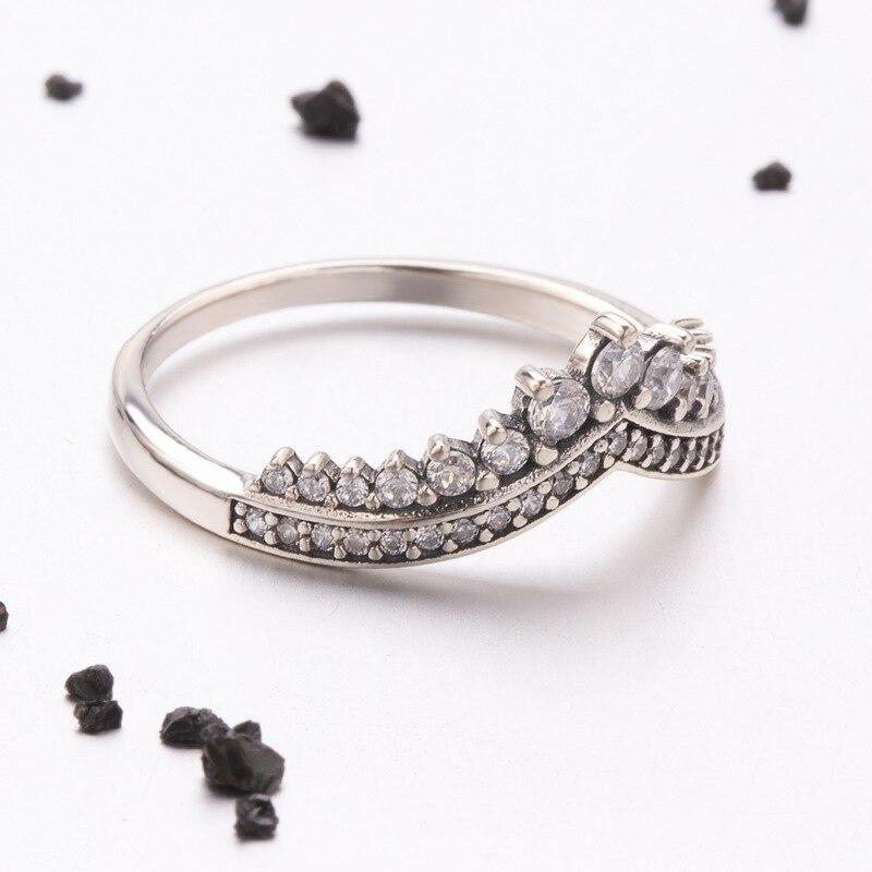 Elegant V-formad silverring för dam med pavédetaljer, cubic zirconia och pärlstruktur, perfekt accessoar.