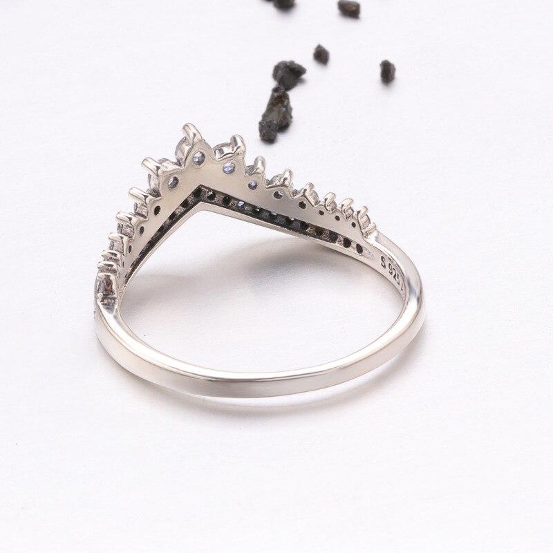 Elegant V-formad silverring för dam med pavédetaljer, cubic zirconia och pärlstruktur, perfekt accessoar.
