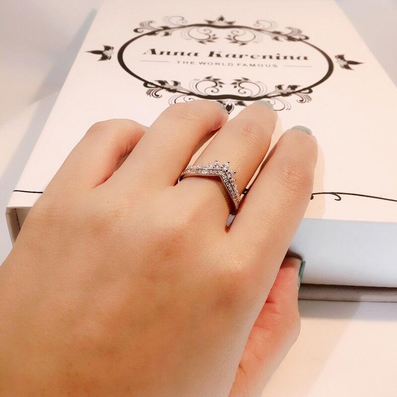 Elegant V-formad silverring för dam med pavédetaljer, cubic zirconia och pärlstruktur, perfekt accessoar.