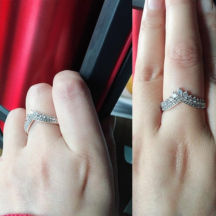 Elegant V-formad silverring för dam med pavédetaljer, cubic zirconia och pärlstruktur, perfekt accessoar.