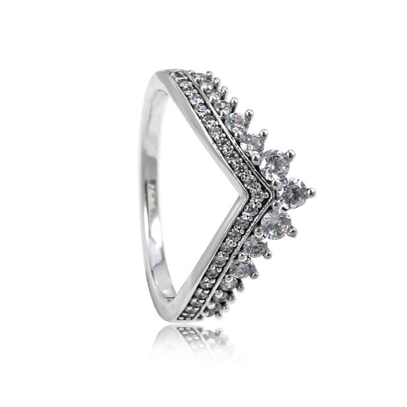 Elegant V-formad silverring för dam med pavédetaljer, cubic zirconia och pärlstruktur, perfekt accessoar.
