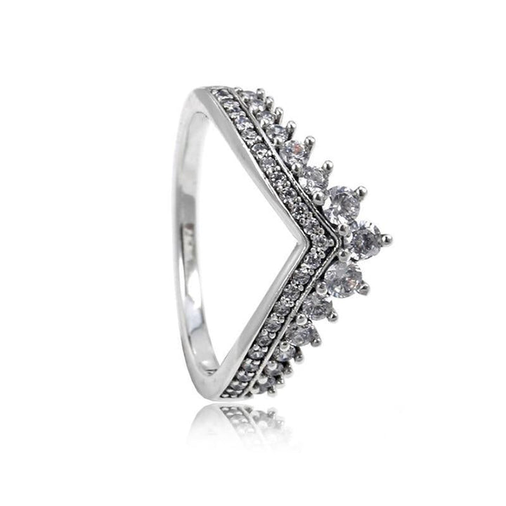Elegant V-formad silverring för dam med pavédetaljer, cubic zirconia och pärlstruktur, perfekt accessoar.