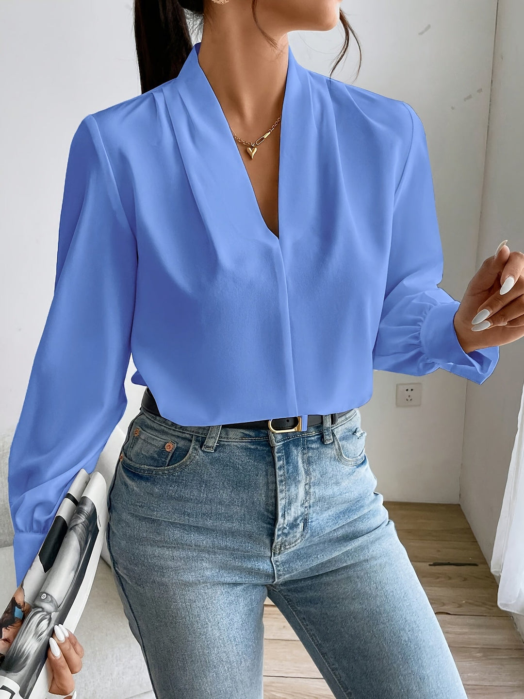 "Elegant V-hals damblus i mjuk polyester, perfekt för både formella och avslappnade tillfällen, visad framifrån."