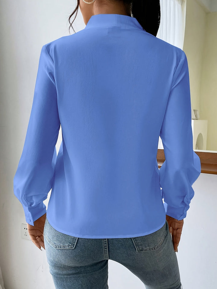 "Elegant V-hals damblus i mjuk polyester, perfekt för både formella och avslappnade tillfällen, visad framifrån."