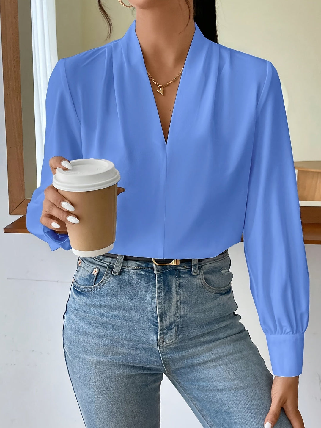 "Elegant V-hals damblus i mjuk polyester, perfekt för både formella och avslappnade tillfällen, visad framifrån."