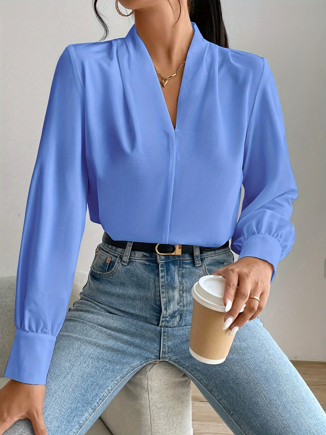 "Elegant V-hals damblus i mjuk polyester, perfekt för både formella och avslappnade tillfällen, visad framifrån."