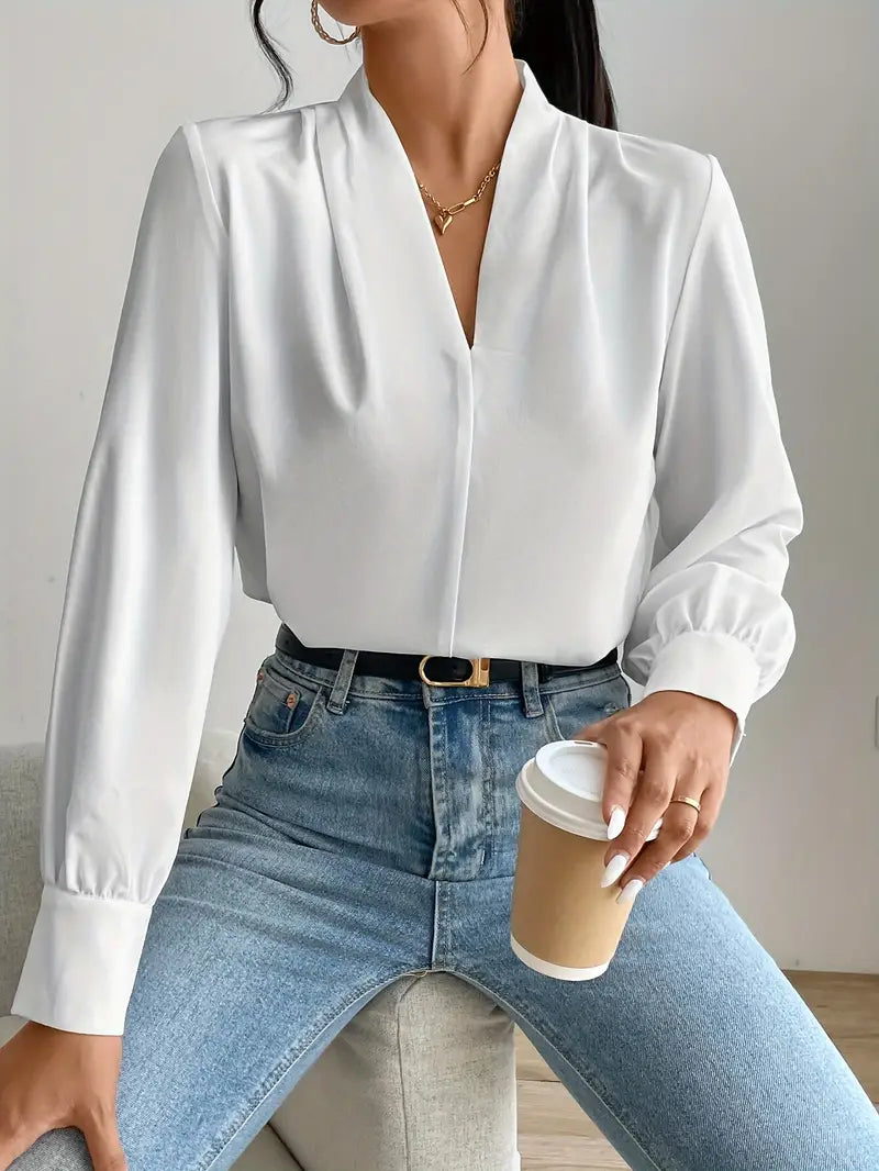 "Elegant V-hals damblus i mjuk polyester, perfekt för både formella och avslappnade tillfällen, visad framifrån."