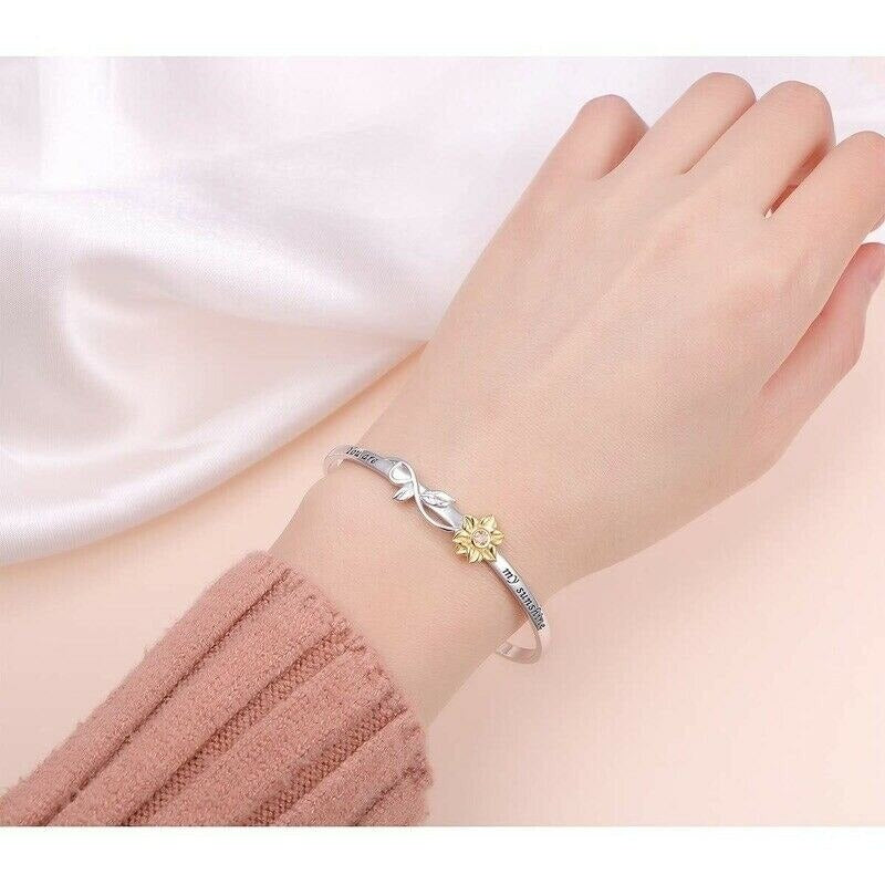 "Elegant armband för kvinnor med solrosdetaljer, chic design med utsökt blommig detaljering för en stilfull look."