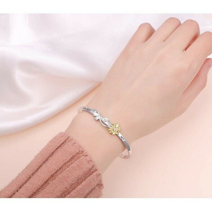 "Elegant armband för kvinnor med solrosdetaljer, chic design med utsökt blommig detaljering för en stilfull look."