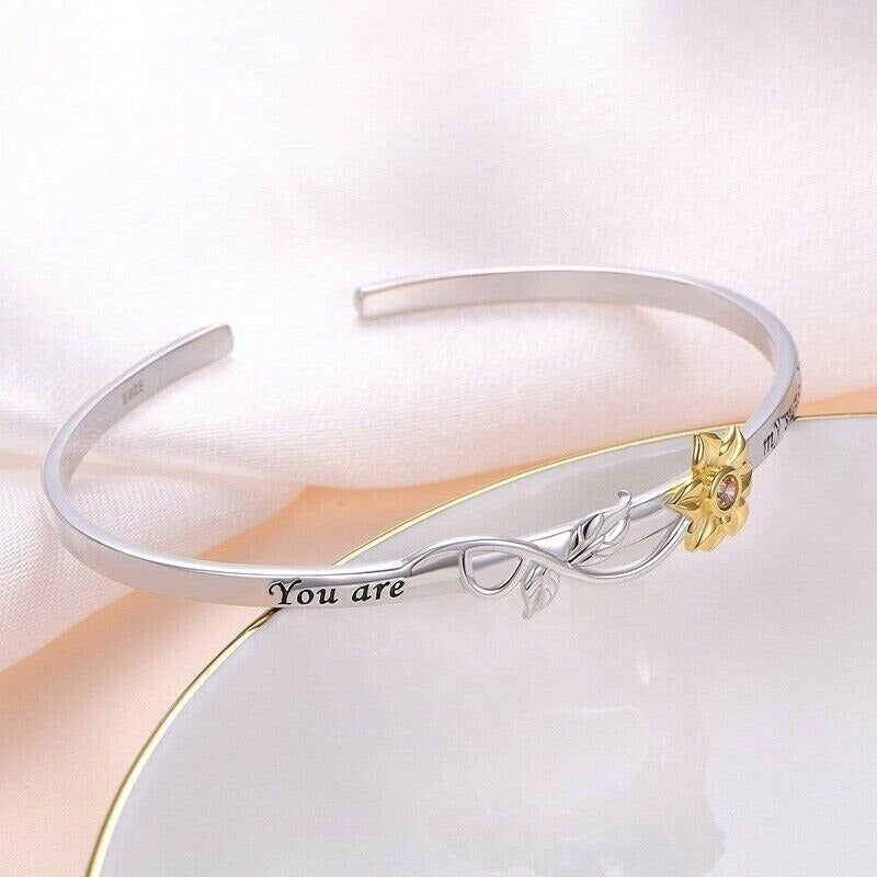 "Elegant armband för kvinnor med solrosdetaljer, chic design med utsökt blommig detaljering för en stilfull look."