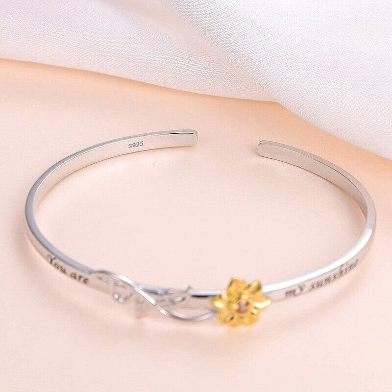 "Elegant armband för kvinnor med solrosdetaljer, chic design med utsökt blommig detaljering för en stilfull look."