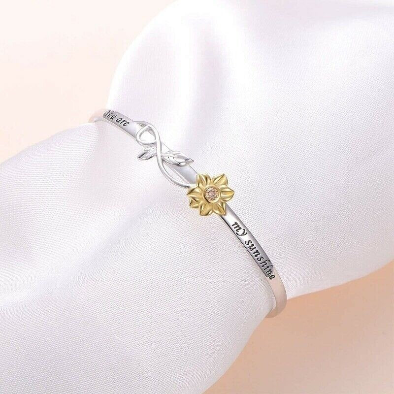 "Elegant armband för kvinnor med solrosdetaljer, chic design med utsökt blommig detaljering för en stilfull look."