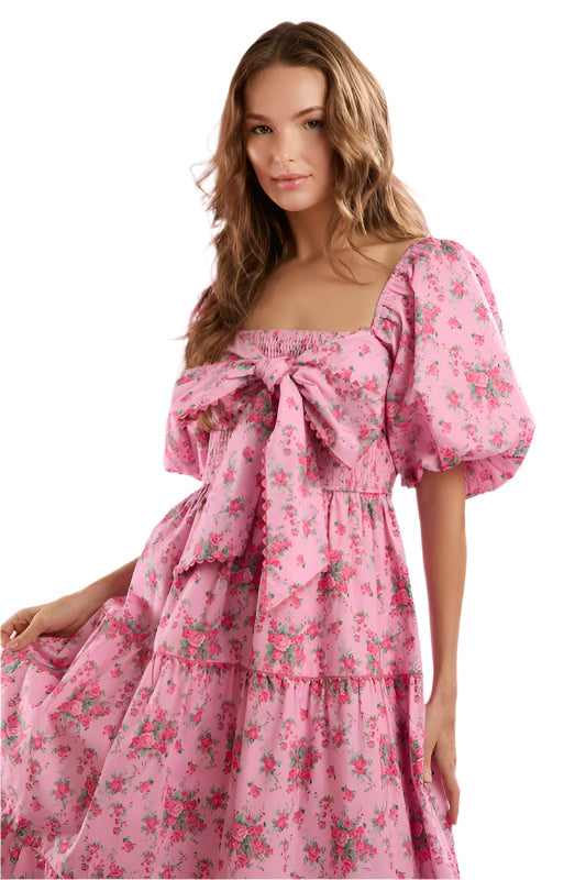 "Elegant blommönstrad dammaxiklänning med framknutning, lång längd och romantisk stil för sommarfester."