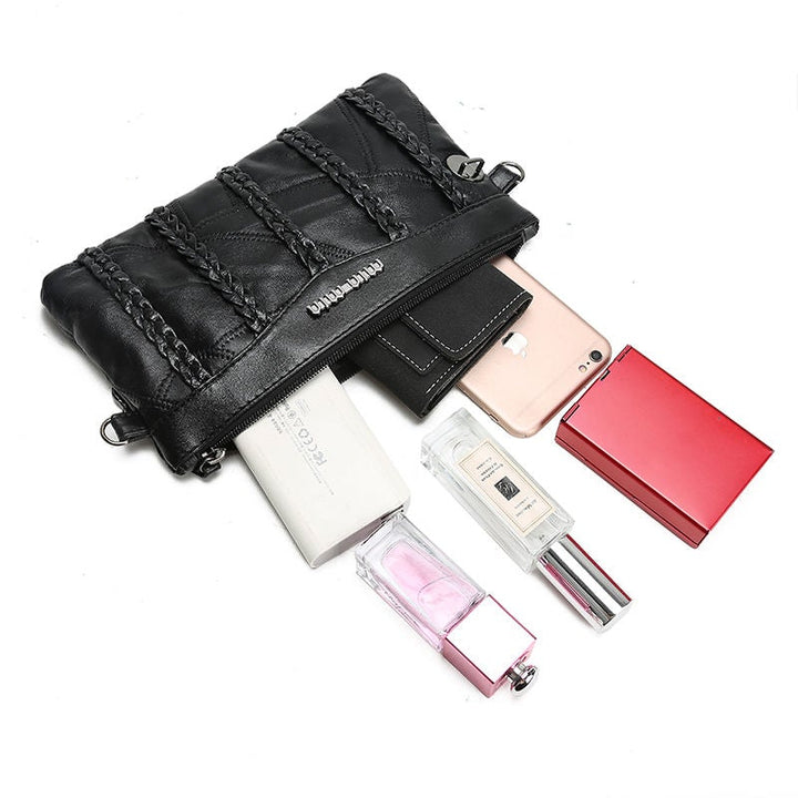 "Elegant crossbody clutch väska i svart PU-läder för kvinnor, med modern design och plats för nödvändigheter."