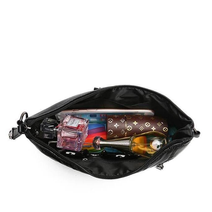 "Elegant crossbody clutch väska i svart PU-läder för kvinnor, med modern design och plats för nödvändigheter."