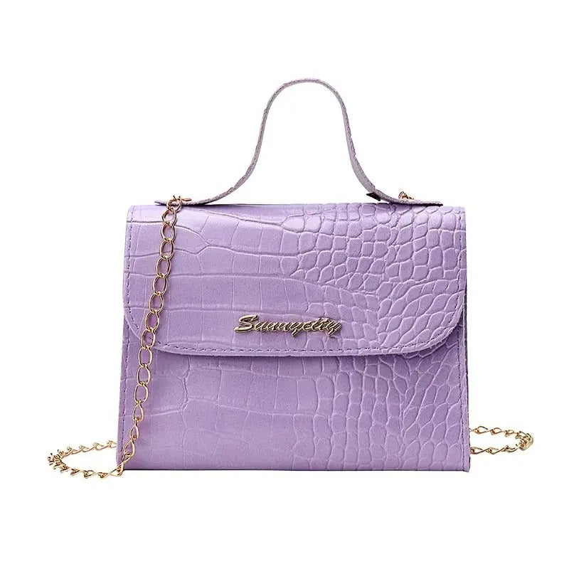 "Elegant crossbody-väska för kvinnor med kedjedetalj i svart, kedjerem och flikdesign, damaccessoar."