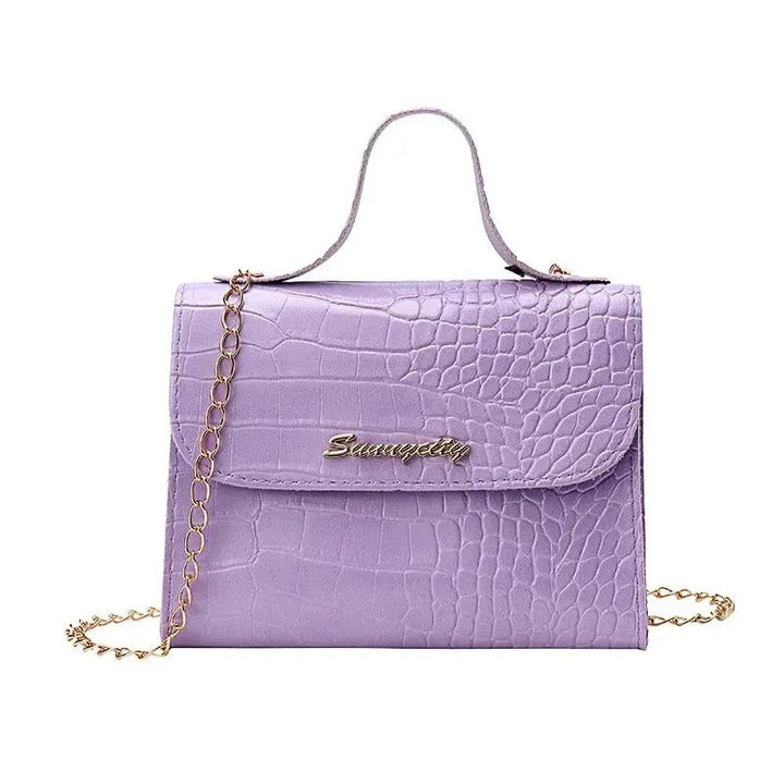 "Elegant crossbody-väska för kvinnor med kedjedetalj i svart, kedjerem och flikdesign, damaccessoar."