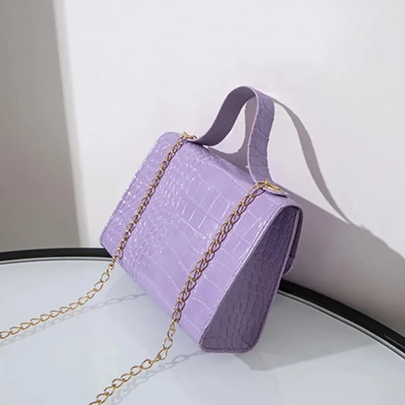 "Elegant crossbody-väska för kvinnor med kedjedetalj i svart, kedjerem och flikdesign, damaccessoar."