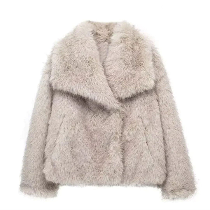 "Elegant dam ECO pälsjacka med knäppning, mjukt syntetiskt material, i naturliga nyanser, perfekt för kyliga dagar."