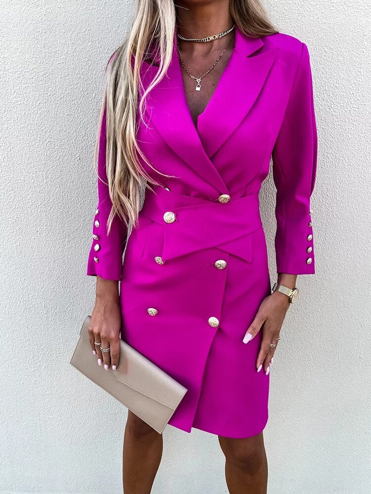 "Elegant dam blazerklänning i polyester och viscosemix, framifrån med dubbel krage och knäppning, stilren look"