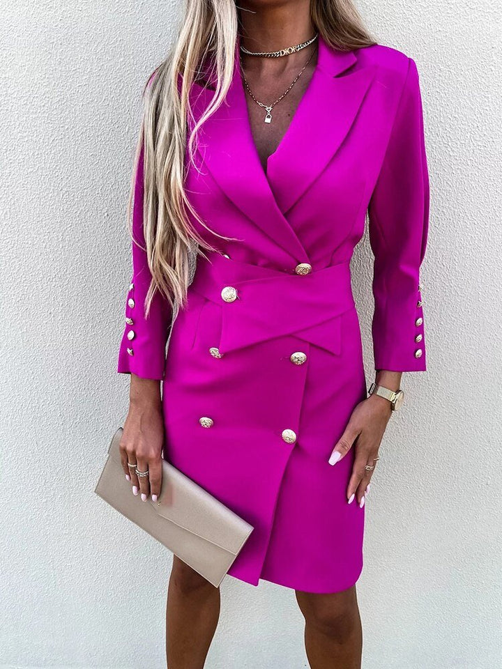 "Elegant dam blazerklänning i polyester och viscosemix, framifrån med dubbel krage och knäppning, stilren look"