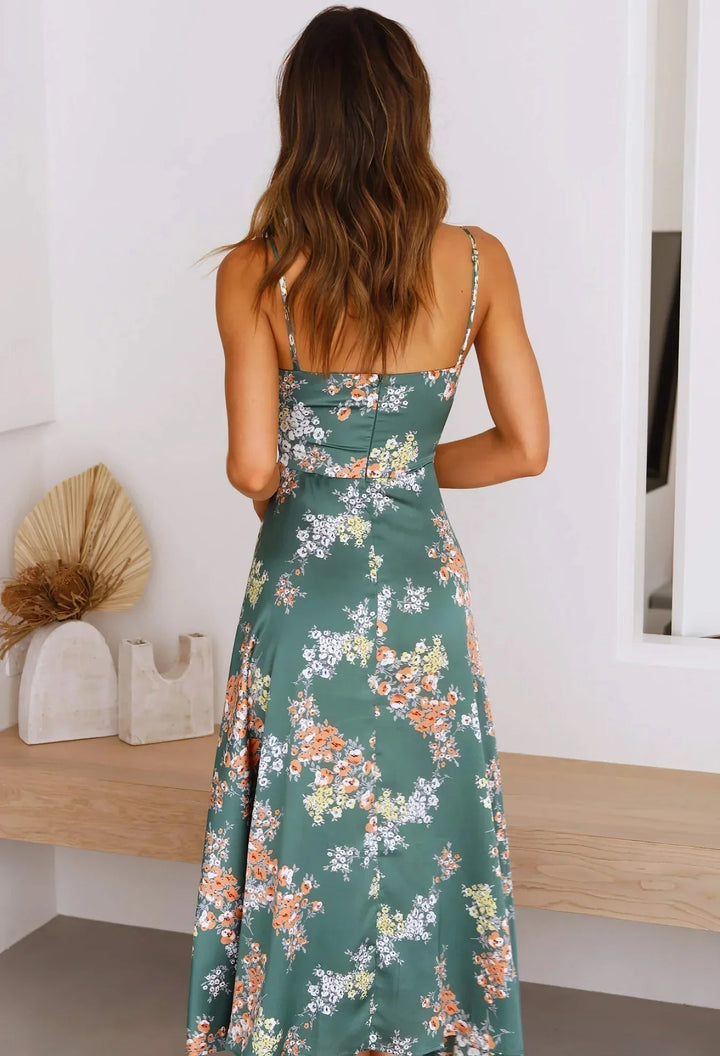 "Elegant dam blommig klänning i polyester med feminint mönster, perfekt för vardag och fest, bekväm och stilren."