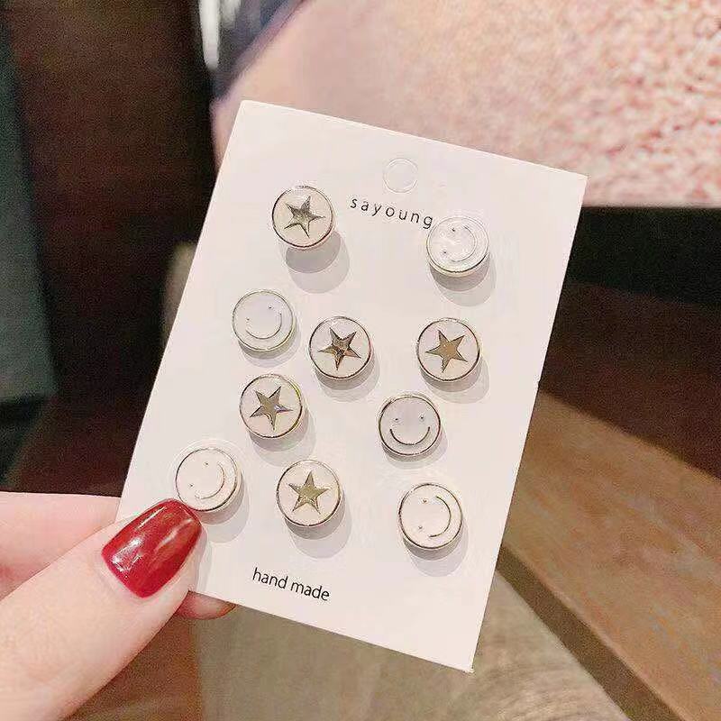 "Elegant dam brosch med zithinklegering och pärla, 1.5 cm, sofistikerad accessoar för att förhöja din stil."