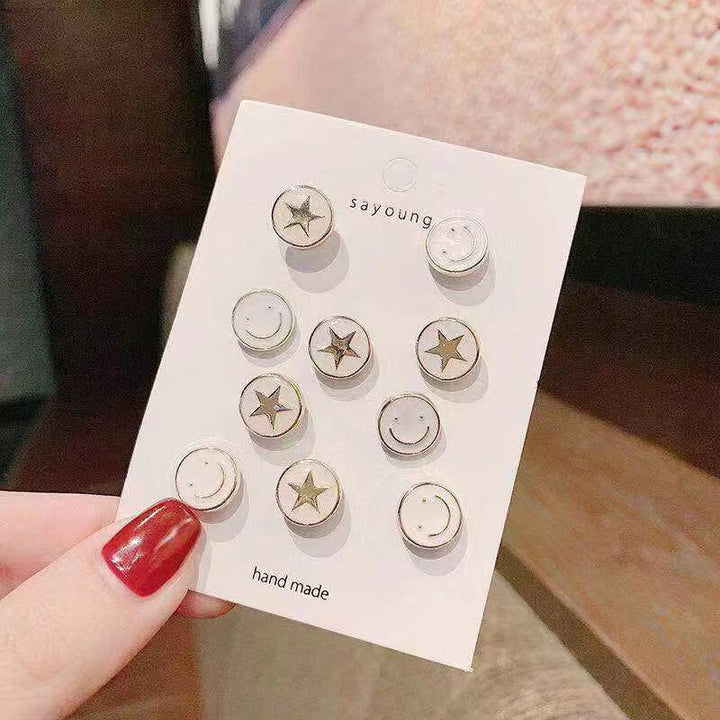 "Elegant dam brosch med zithinklegering och pärla, 1.5 cm, sofistikerad accessoar för att förhöja din stil."