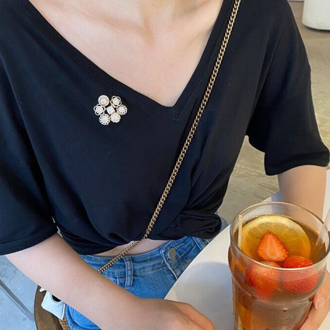 "Elegant dam brosch med zithinklegering och pärla, 1.5 cm, sofistikerad accessoar för att förhöja din stil."