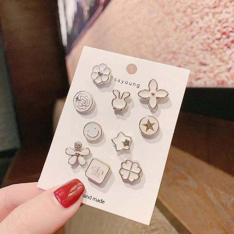 "Elegant dam brosch med zithinklegering och pärla, 1.5 cm, sofistikerad accessoar för att förhöja din stil."