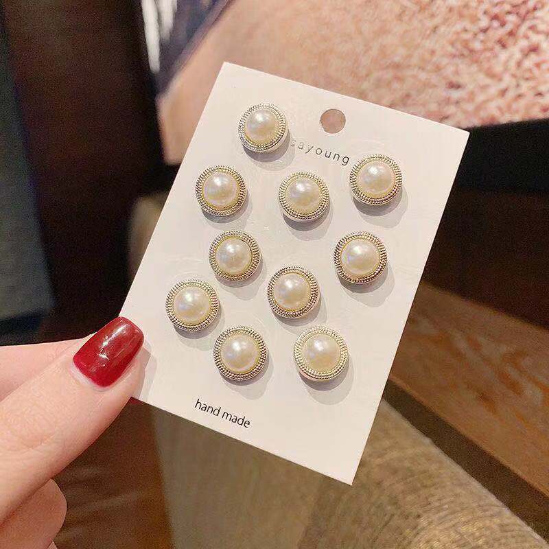 "Elegant dam brosch med zithinklegering och pärla, 1.5 cm, sofistikerad accessoar för att förhöja din stil."