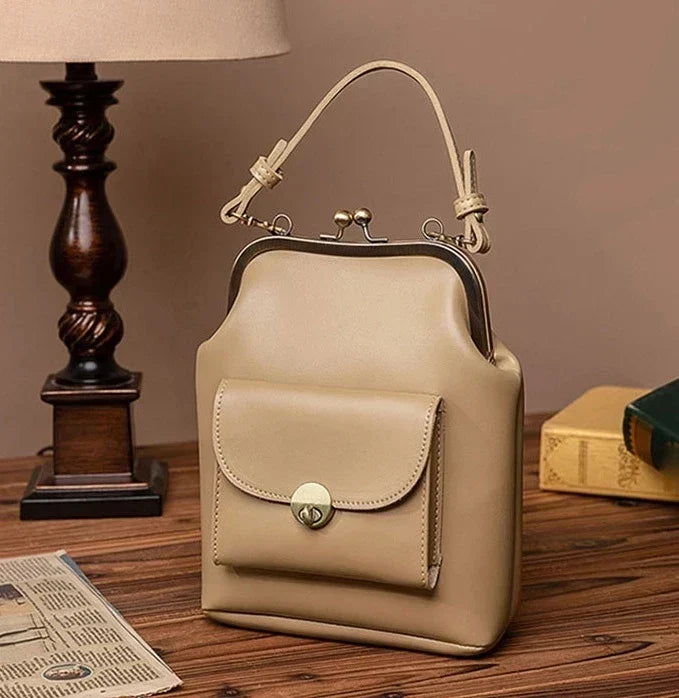Elegant dam crossbody-väska i konstläder med stilren design, justerbar axelrem och klassiska färger som svart, kaki, burgundisk