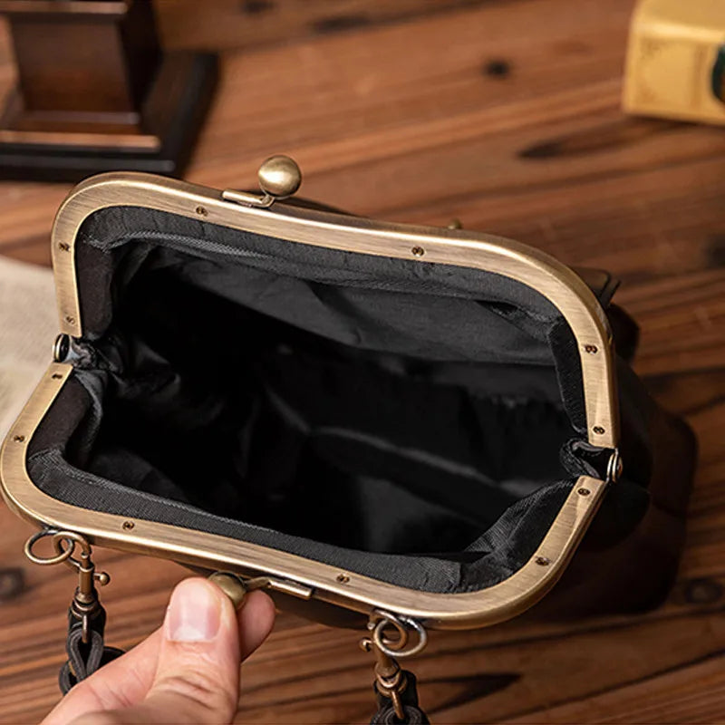 Elegant dam crossbody-väska i konstläder med stilren design, justerbar axelrem och klassiska färger som svart, kaki, burgundisk